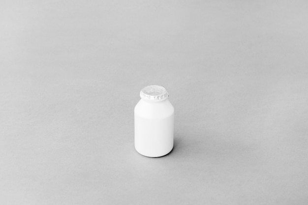 Маленькая бутылка вкусной молочной продукции