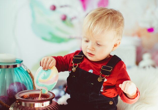 お菓子と花瓶で遊ぶ小さな男の子