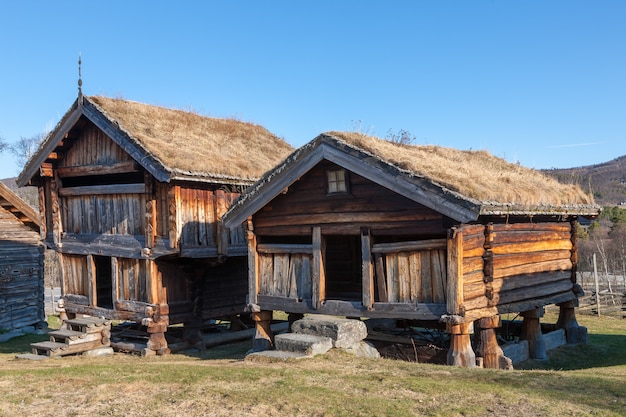 노르웨이 산의 작은 건물.