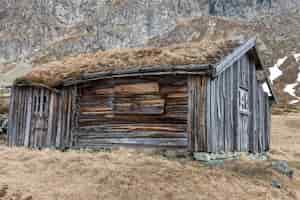 Foto gratuita piccola costruzione in montagna della norvegia.