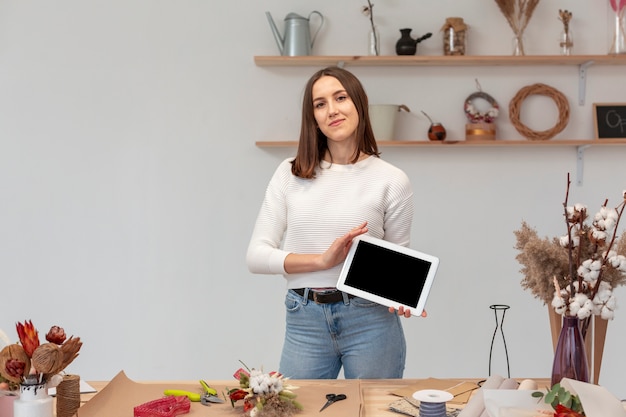 Free photo small business entrepreneur person holding a digital tablet