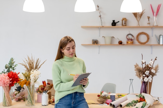 Free photo small business entrepreneur person using clipboard