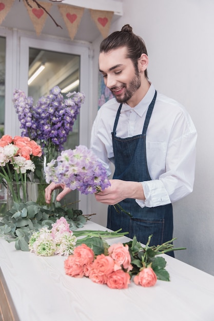 Piccola impresa. fiorista maschio nel negozio di fiori.