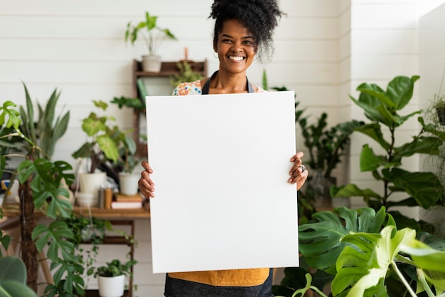 Foto gratuita piccolo imprenditore con un cartello bianco