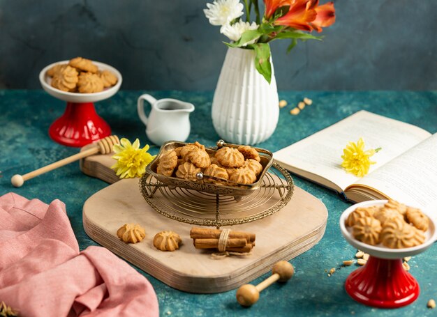 Free photo small cacao cookies placed in vintage dish