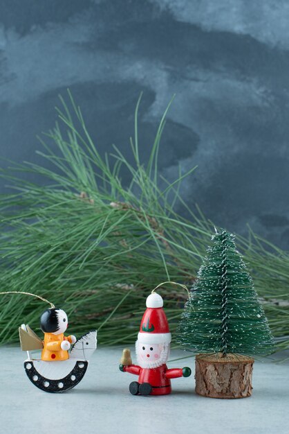 大理石の背景に小さなクリスマスお祭りのおもちゃ。高品質の写真