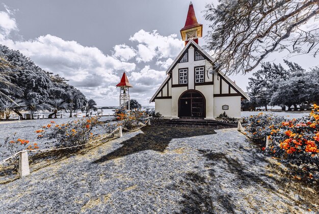 겨울에 모리셔스의 Cap Malheureux에있는 작은 교회