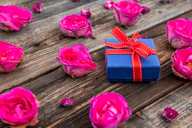無料写真 ピンクのバラと小さなかわいい贈り物