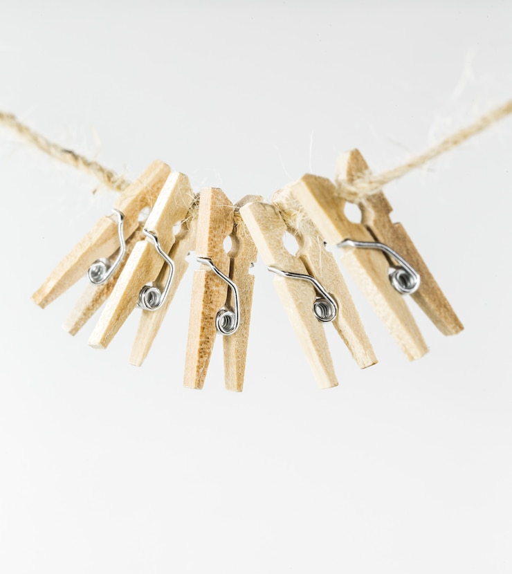 무료 Photo 흰색 배경에 작은 장식 clothespins