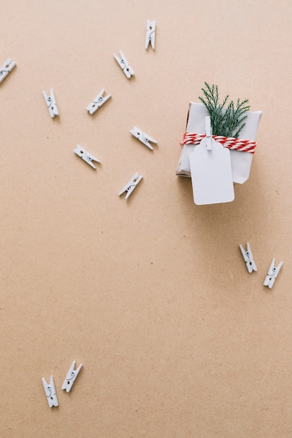 Free photo small gift box with green cypress branch