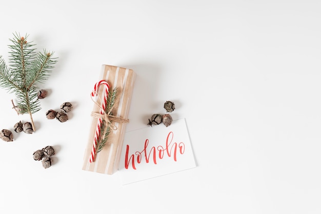 Free photo small gift box with ho ho ho inscription on paper