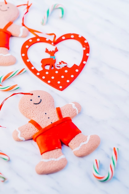 Free photo small gingerbread man on table