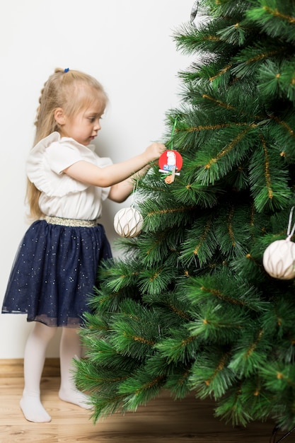 小さい、女の子、飾る、クリスマスツリー