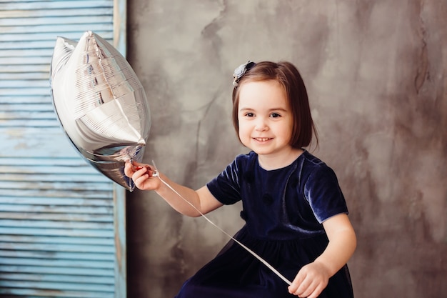 La bambina tiene la stella e si siede sulla scala