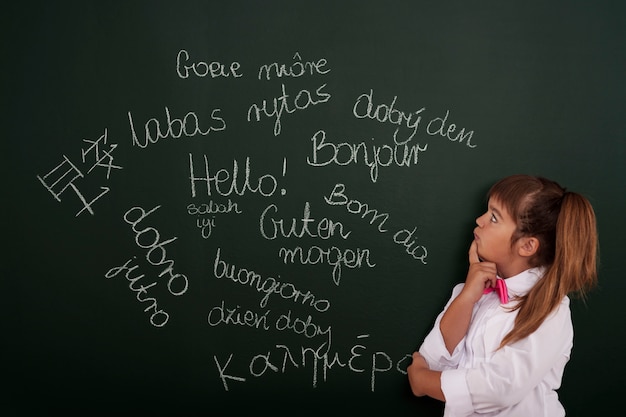 Piccola ragazza che pensa a frasi straniere