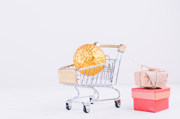 Small grocery cart with bauble 