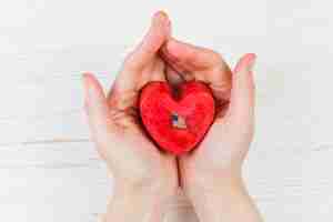 Free photo small heart-shaped gift box in hands