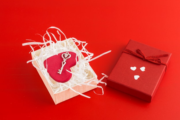 Бесплатное фото Маленькое сердце с ключом в коробке