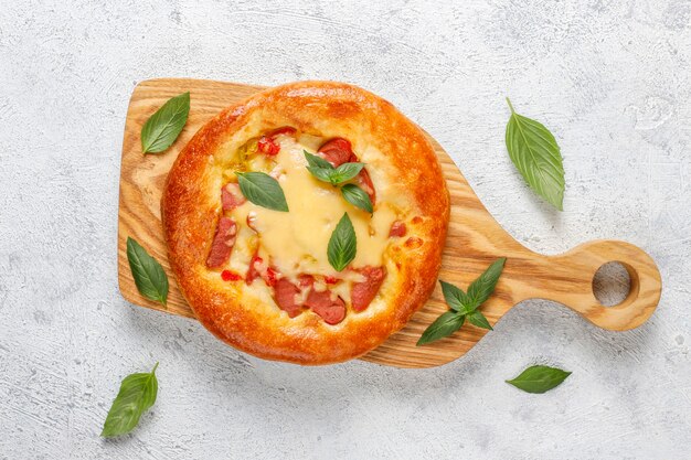 바질과 함께 신선한 작은 수제 피자.