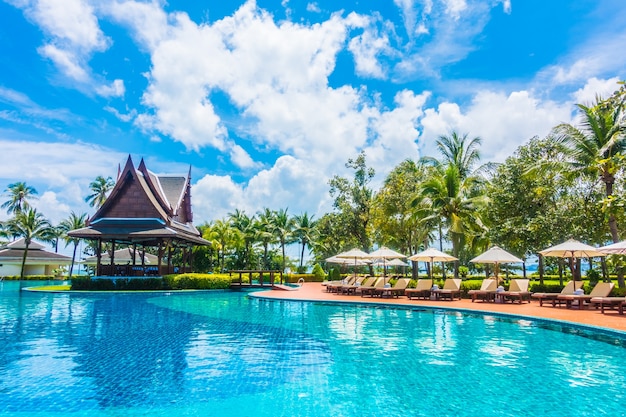 Free photo small house in the middle of giant pool