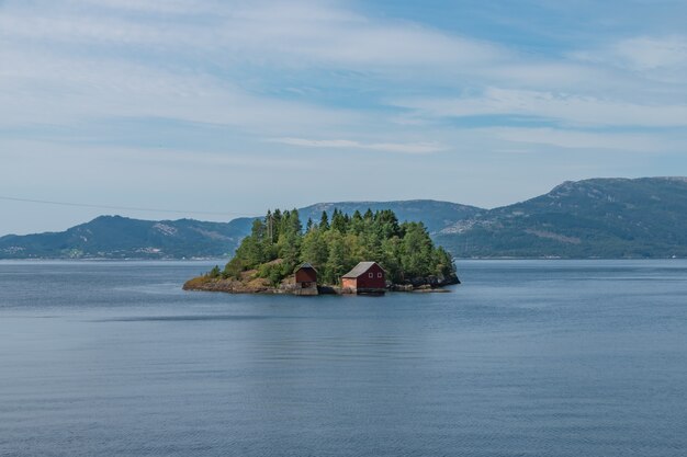 노르웨이 남부의 호수 한가운데있는 작은 섬
