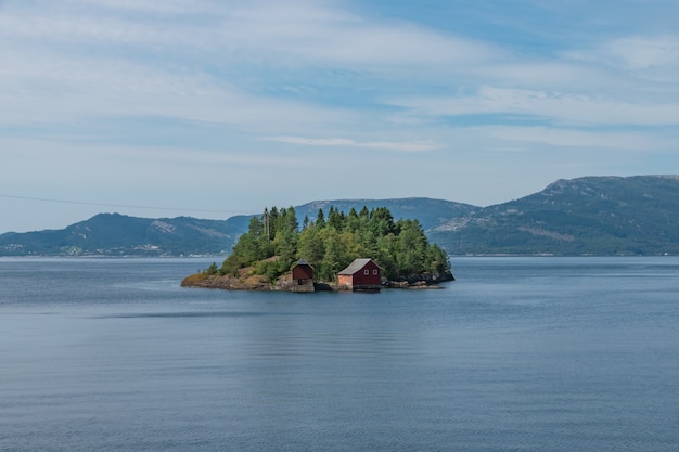 ノルウェー南部の湖の真ん中にある小さな島
