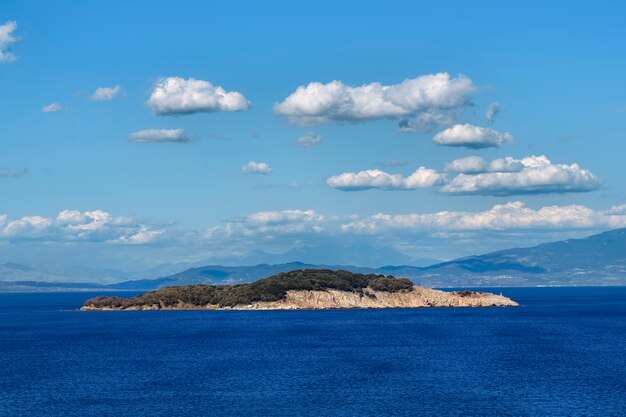 ギリシャのオリンピアダ村近くの海に浮かぶ小さな島