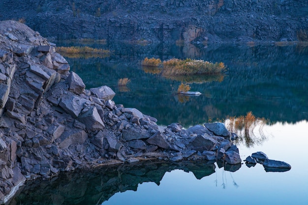 Небольшое озеро, окруженное каменными отходами от горных работ