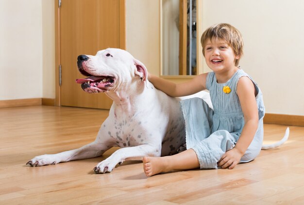 маленькая милая девушка на полу с собакой