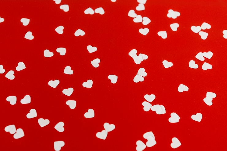 Free Photo small paper hearts on table