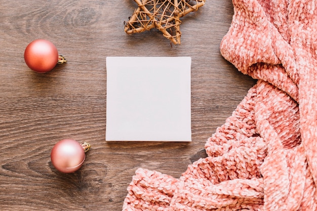 Foto gratuita piccola carta con palline lucide sul tavolo