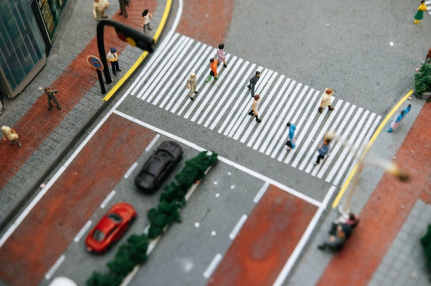 Foto gratuita le persone piccole o piccole camminano su molte strade.