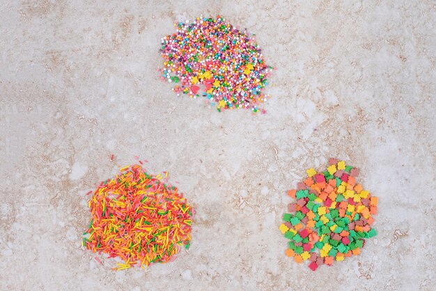 Piccole pile di confettini di caramelle