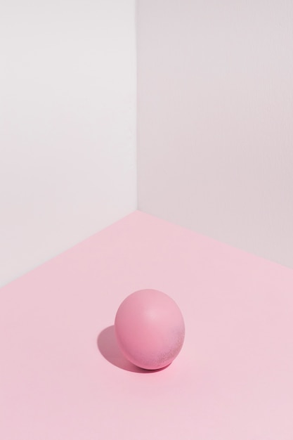 Маленькое розовое пасхальное яйцо на столе