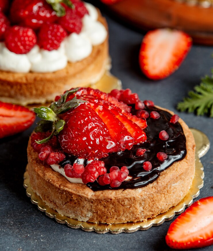 Free Photo small round pie decorated with chocolate cream and strawberries