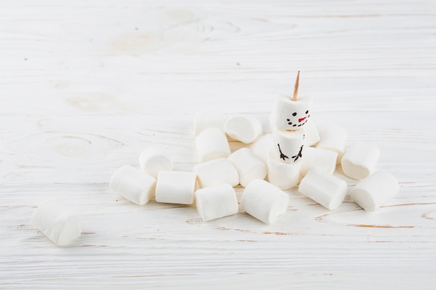 無料写真 テーブル上のマシュマロから作られた小さな雪だるま