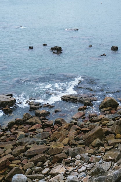 Foto gratuita piccole pietre sulla costa del mare