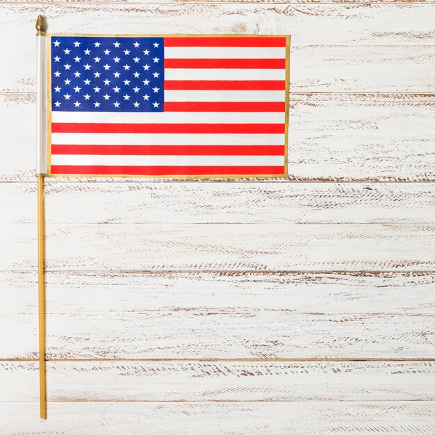 白い木製の机の上の独立記念日の小さなアメリカ国旗