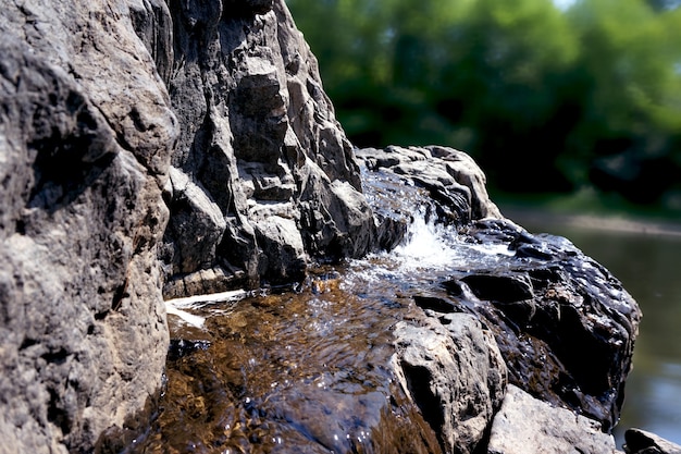 Бесплатное фото Небольшой водопад