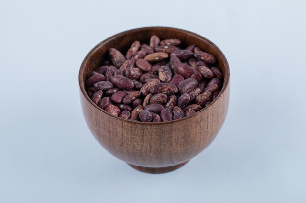 生の赤インゲン豆でいっぱいの小さな木製のボウル。