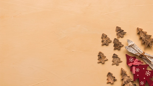 Piccoli alberi di Natale in legno sul tavolo