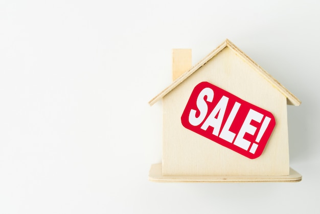 Free photo small wooden house with sale sign