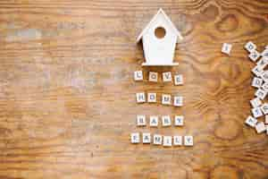 Foto gratuita piccola casa di legno oltre a scrivere di famiglia