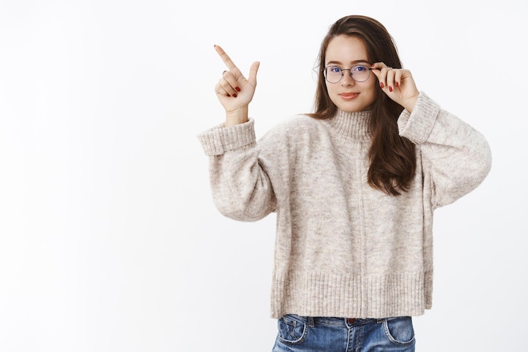 Free Photo smart and confident woman offering perfect product knowing what talking about standing like professional