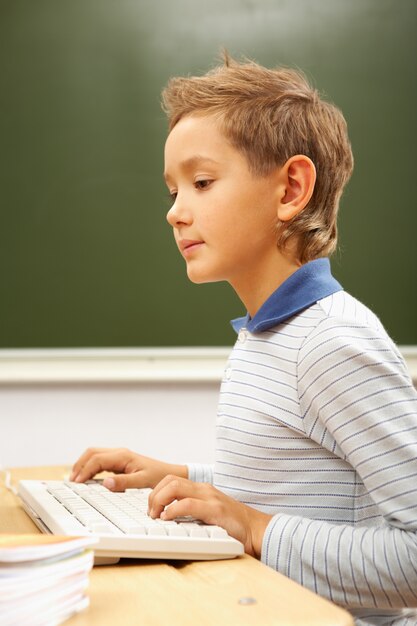 スマート小さな男の子有するコンピュータクラス