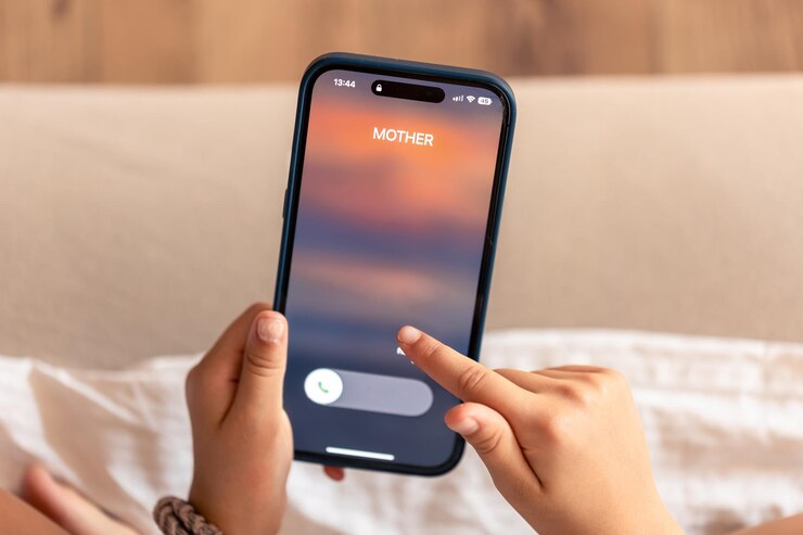 Free Photo smartphone in child hands with incoming mother call on a screen