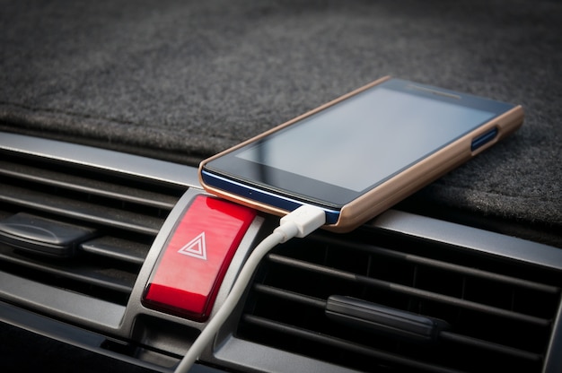 Смартфон в автомобиле, разъем для подключения зарядного устройства на автомобиле