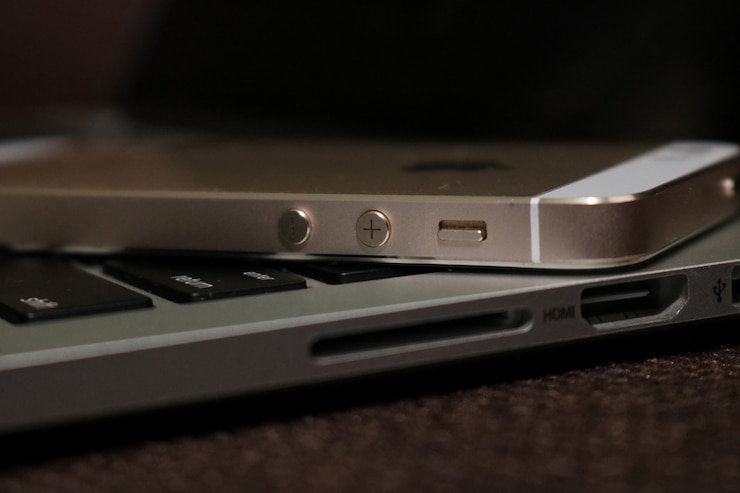 Free Photo smartphone on laptop keyboard