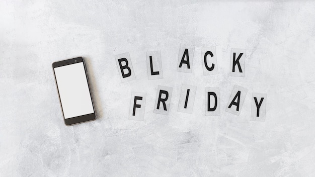 Smartphone vicino a Black Friday sul bordo grigio