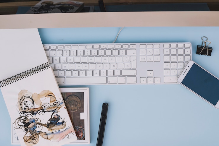 Free Photo smartphone and sketch near keyboard